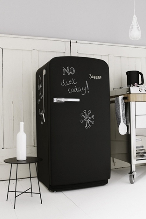 Une porte de frigo à utiliser comme un tableau noir