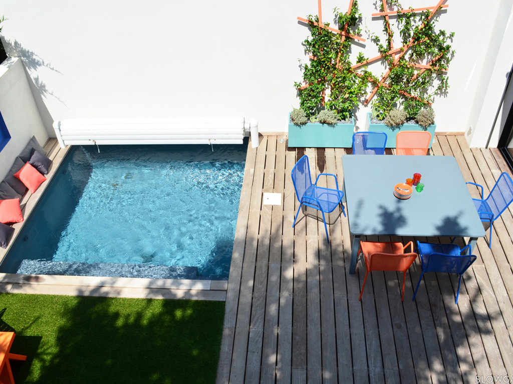 Au bord d'une petite piscine - Joli Place