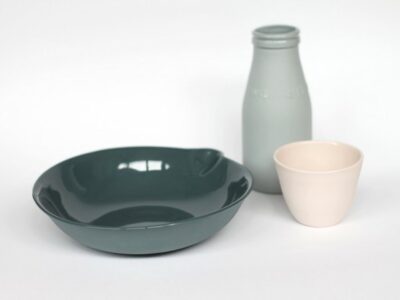 Bouteille de lait et tasse en céramique pastel