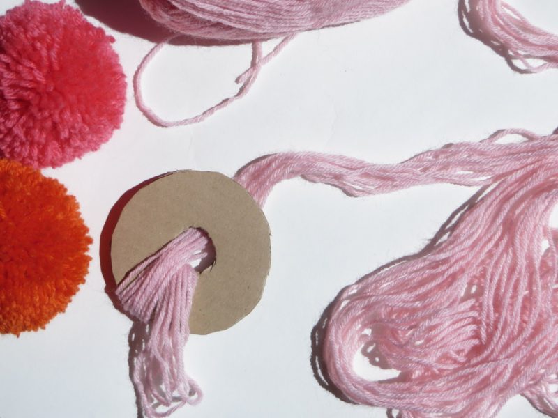 Comment Faire Un Pompom En Laine Video Faire un pompon en 5 minutes