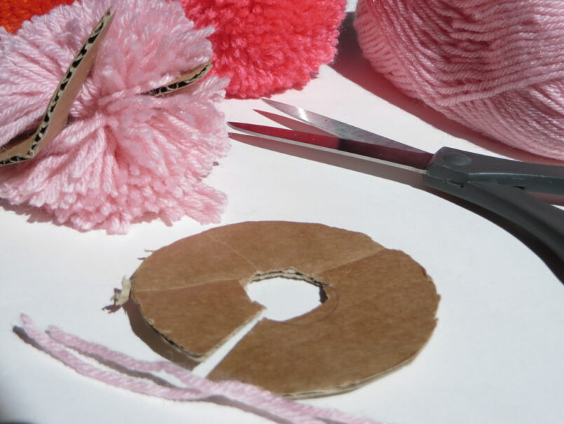 Comment Faire Un Pompom En Laine Video Faire un pompon en 5 minutes - Joli Place