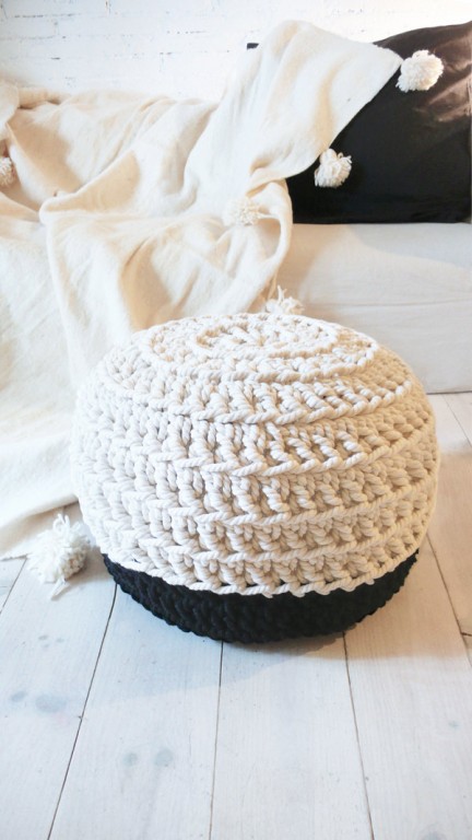 Pouf rond au crochet noir et blanc