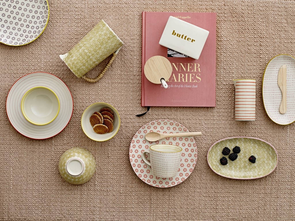 vaisselle jaune et rose