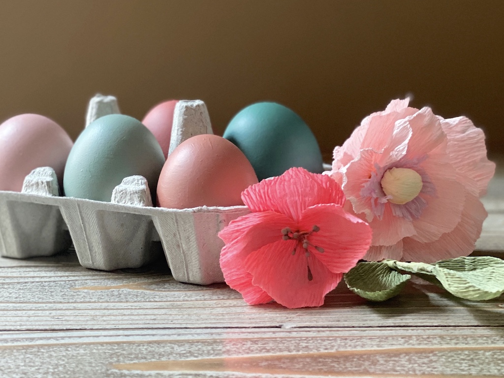 Oeufs de peinture de Pâques avec plastique inachevé, ensemble de