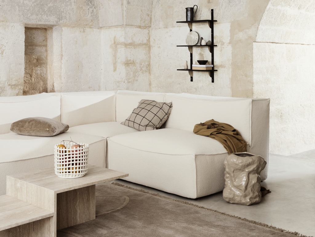 Un salon avec un canapé blanc - Joli Place
