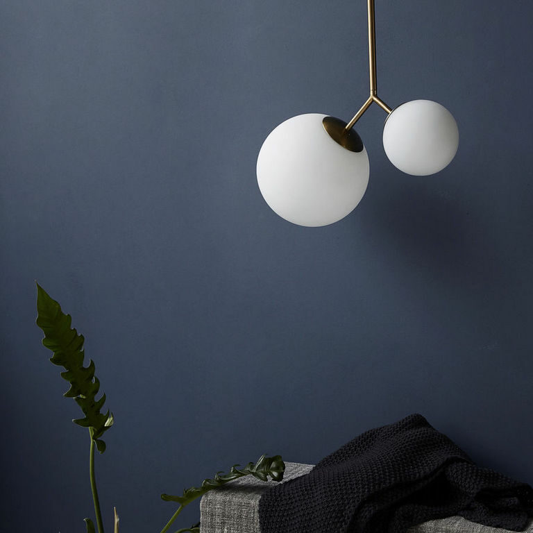 luminaire globe opaline et laiton