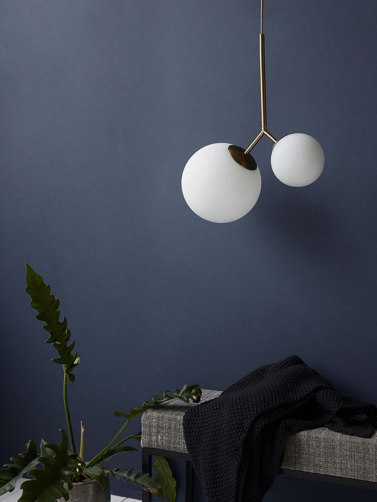 luminaire globe opaline et laiton