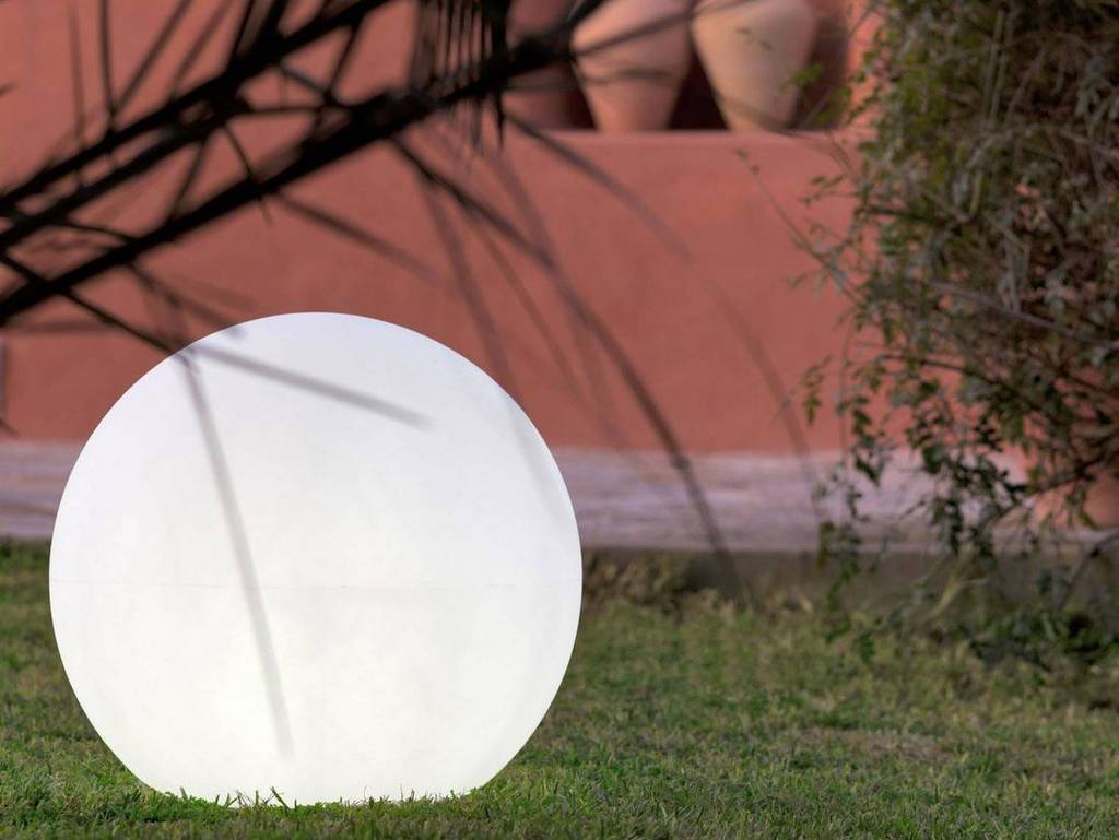 Globe lumineux pour le jardin