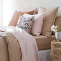 chambre beige et rose