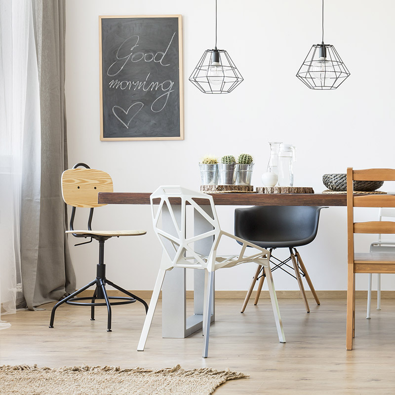 Comment assortir des chaises à une table en chêne ?