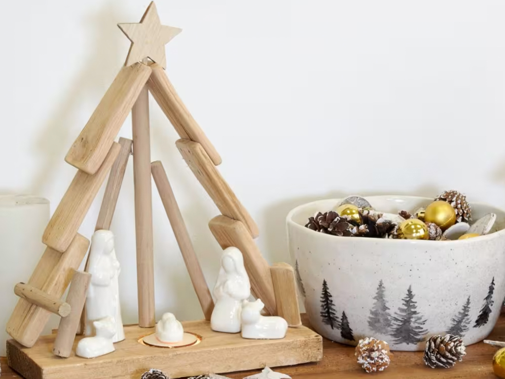 Crèche de Noël en bois et céramique blanche