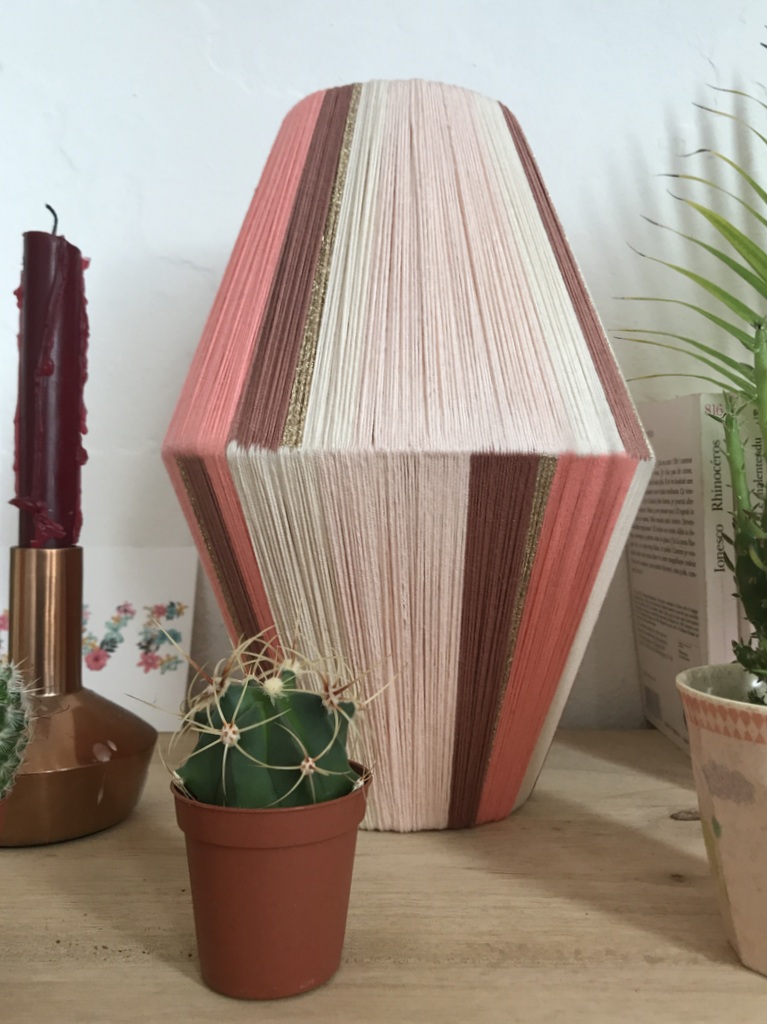 DIY : comment fabriquer une lampe en fil de coton - Joli Place