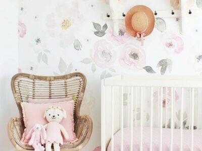 Chambre bébé : du papier peint fleuri sur les murs - Joli Place