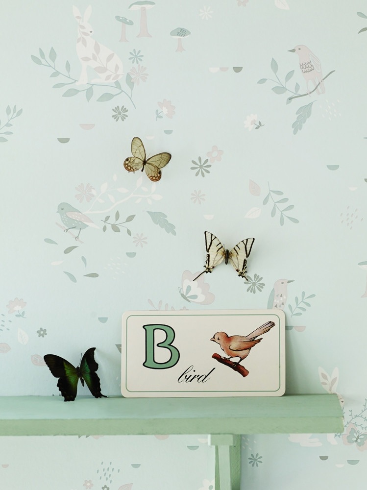 Chambre bébé : du papier peint fleuri sur les murs - Joli Place