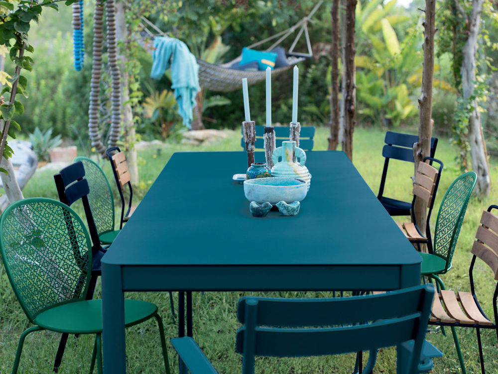 https://www.joliplace.com/wp-content/uploads/2019/06/deco-interieur-exterieur-table-chaises-de-jardin-depareillees-idee-sur-joli-place-%C2%A9.jpg