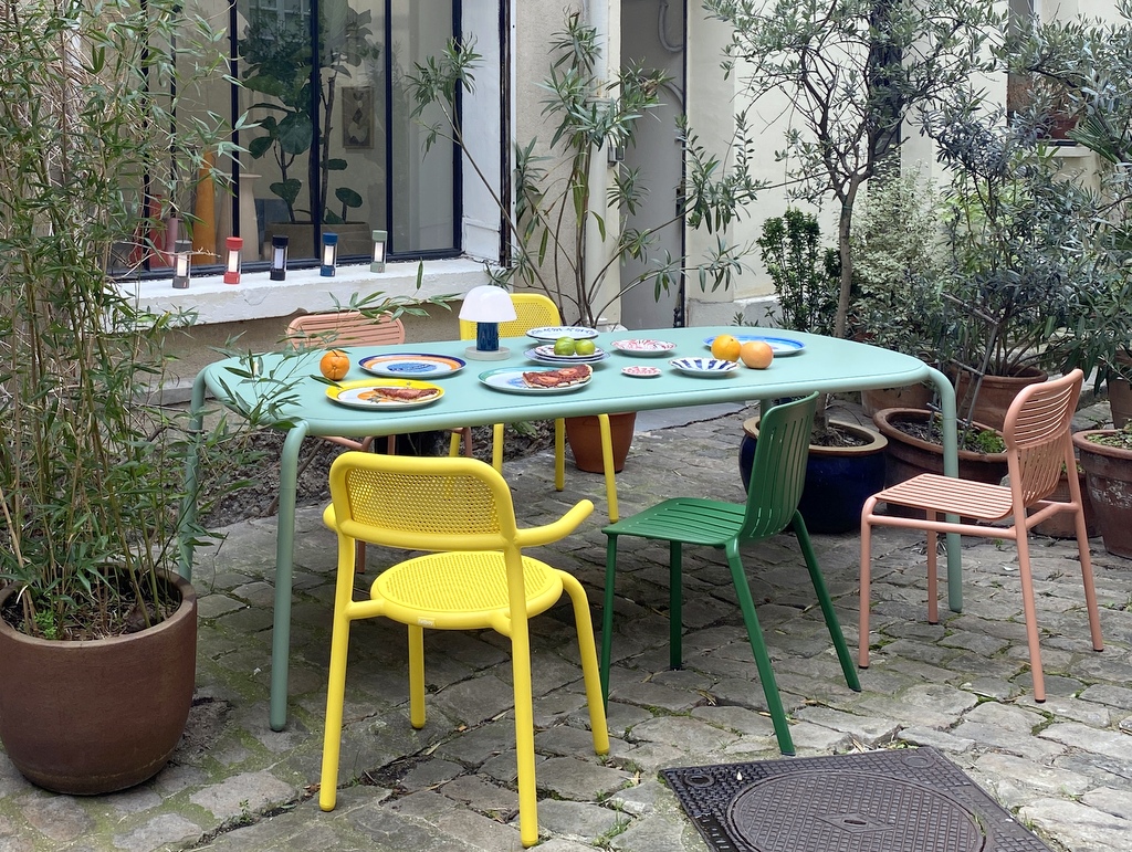 Comment mixer des chaises de jardin dépareillées - Joli Place