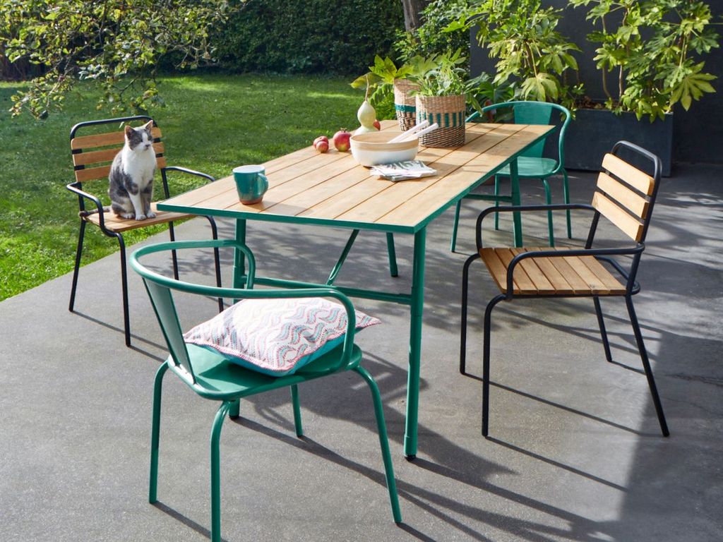 Comment mixer des chaises de jardin dépareillées - Joli Place