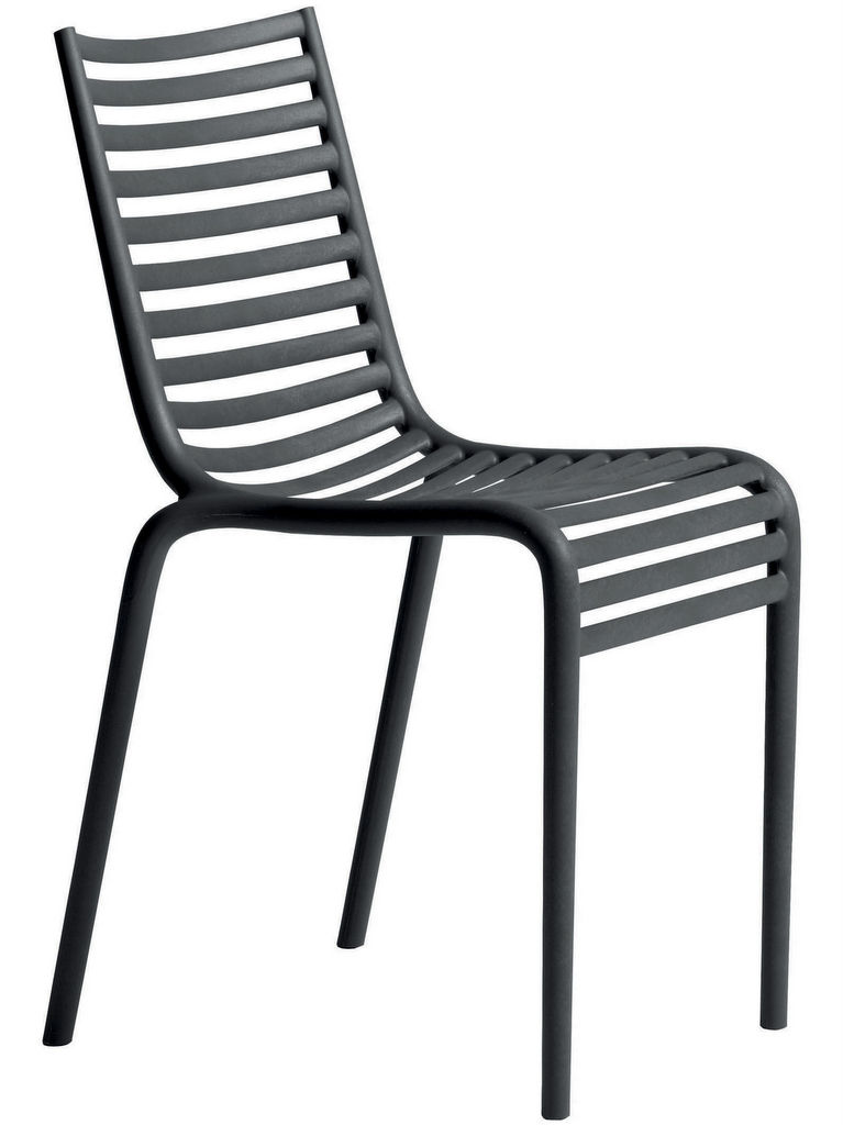 Comment mixer des chaises de jardin dépareillées - Joli Place