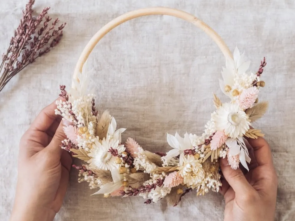 couronne de fleurs séchées