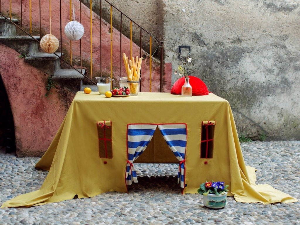 Une nappe pour faire une cabane sous la table - Joli Place