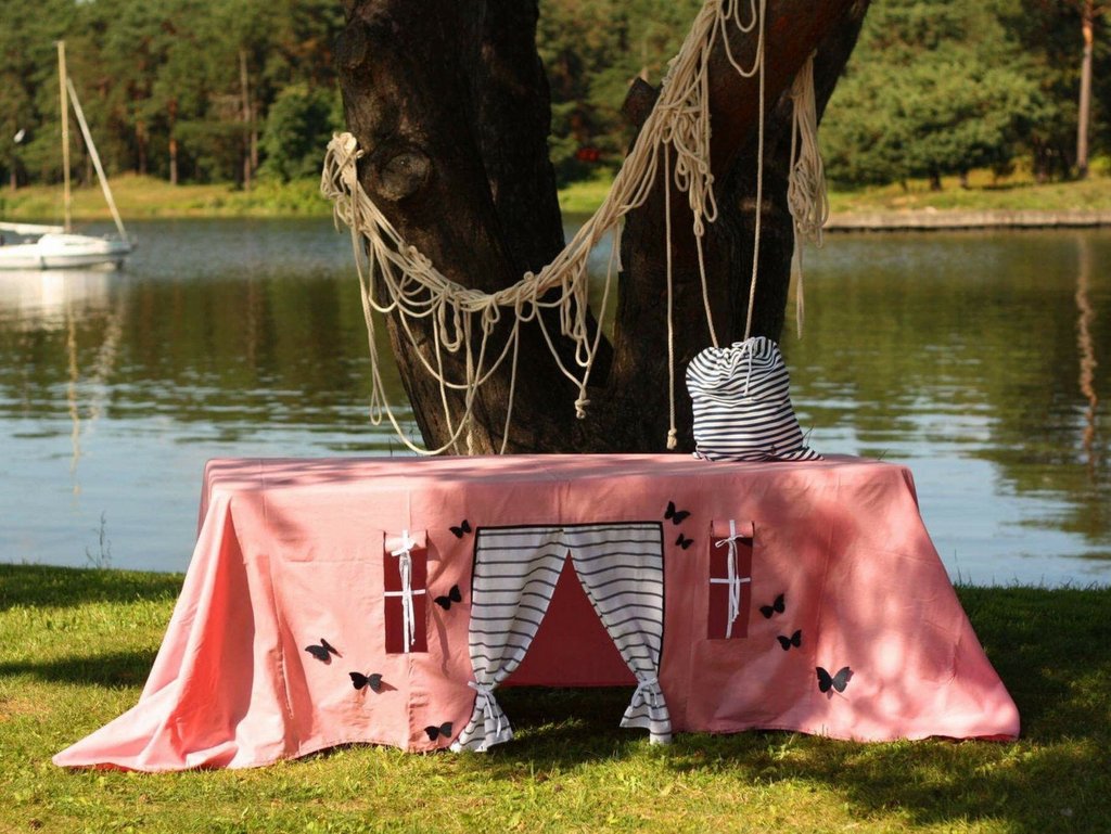 cabane sous la table