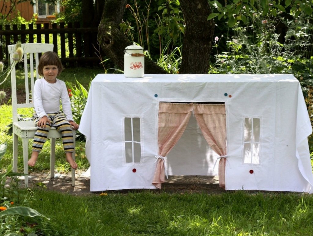 Une nappe pour faire une cabane sous la table - Joli Place