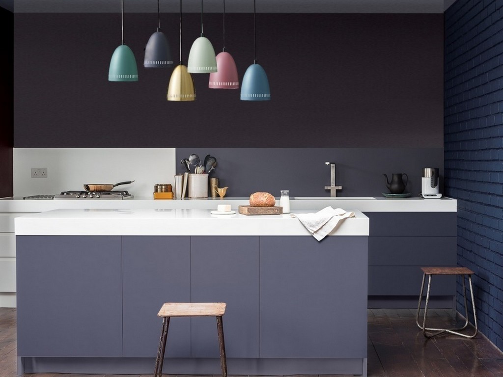 suspensions de couleurs différentes dans cuisine
