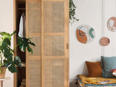 armoire en cannage avec portes coulissantes