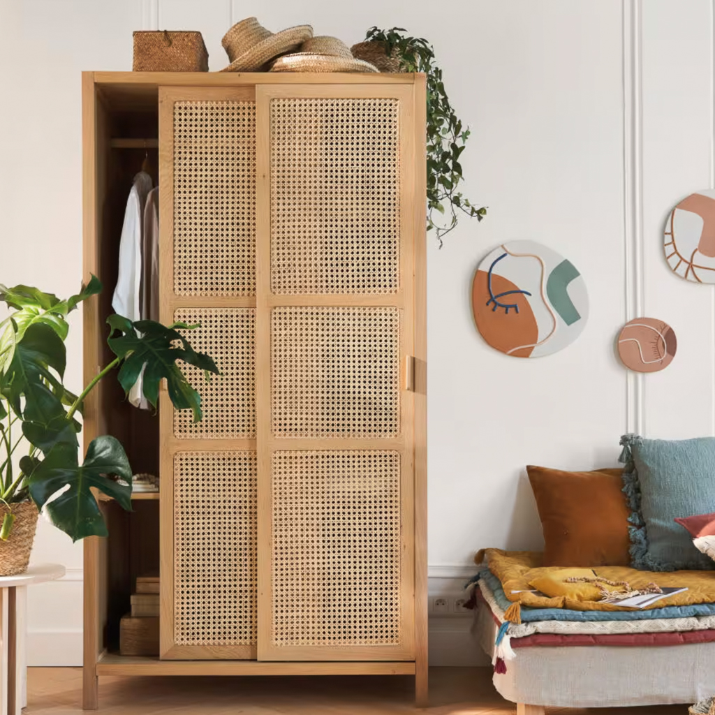 armoire en cannage avec portes coulissantes