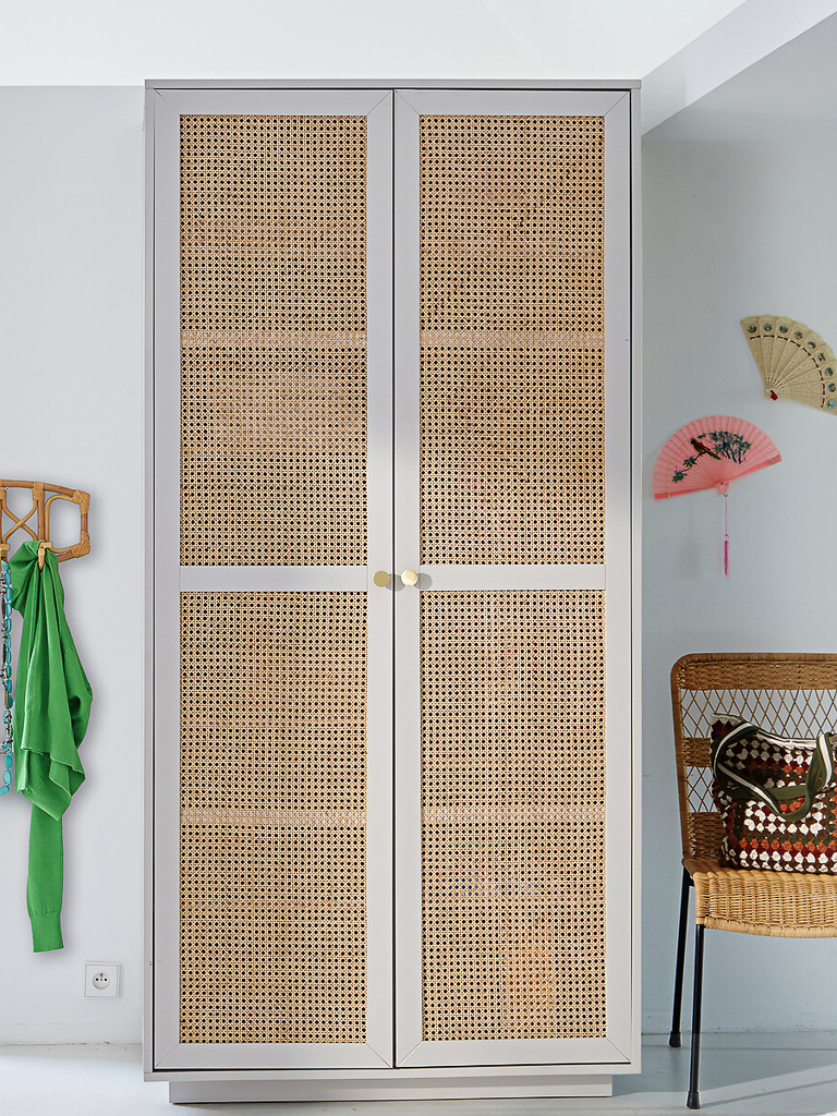 armoire en cannage gris clair