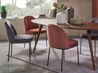 chaise de table en velours rose gris