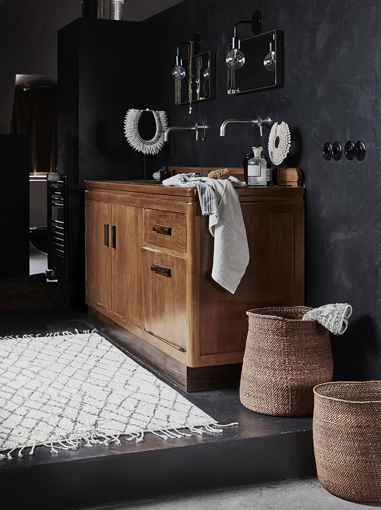 Des inspirations pour une salle de bain en noir et bois - Joli Place