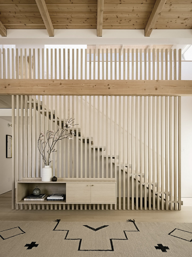 Un claustra en bois pour l'escalier intérieur - Joli Place