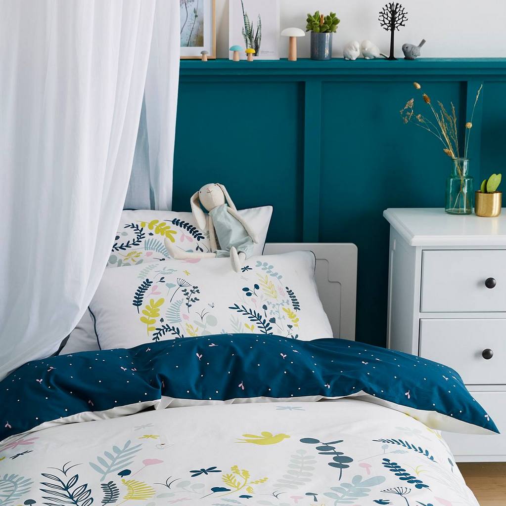 Une Chambre D Enfant Fleurie Et Coloree