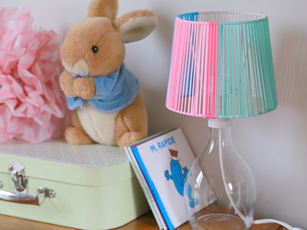 DIY : un abat jour en scoubidou - Joli Place