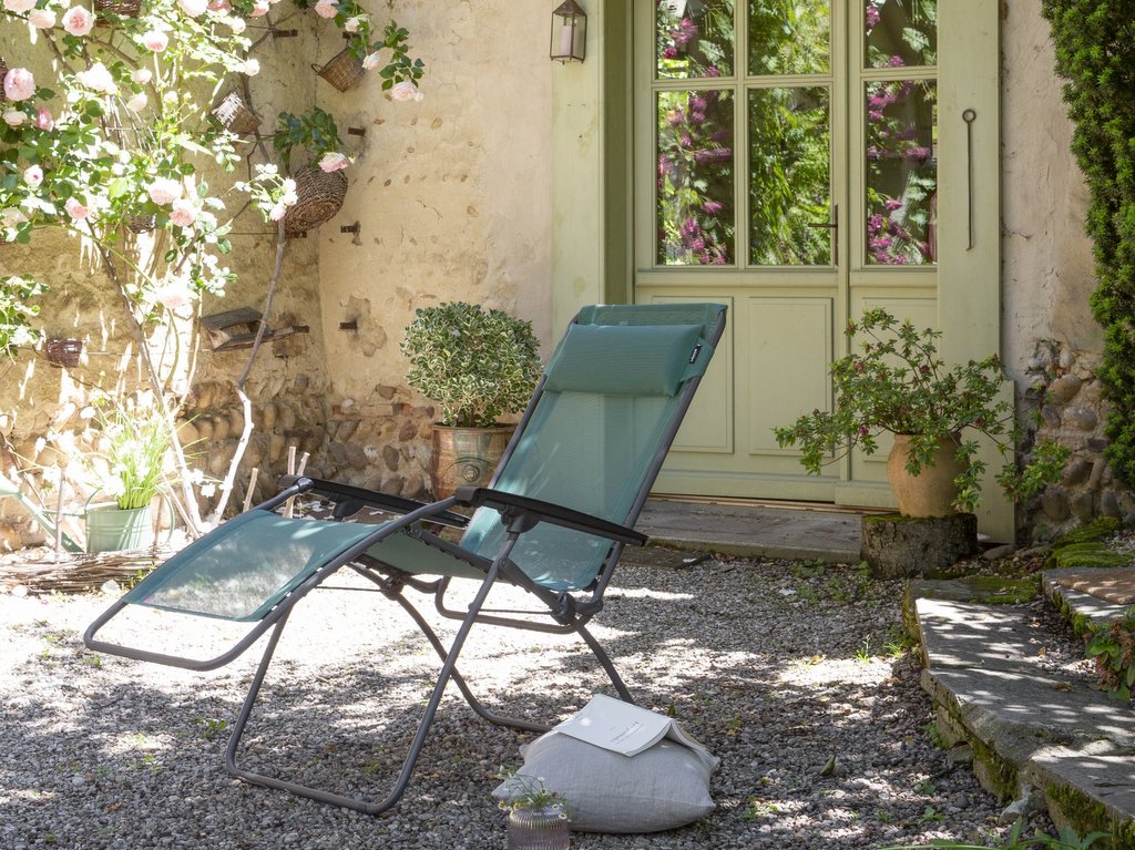 Chaise longue : buller en couleur dans le jardin - Joli Place