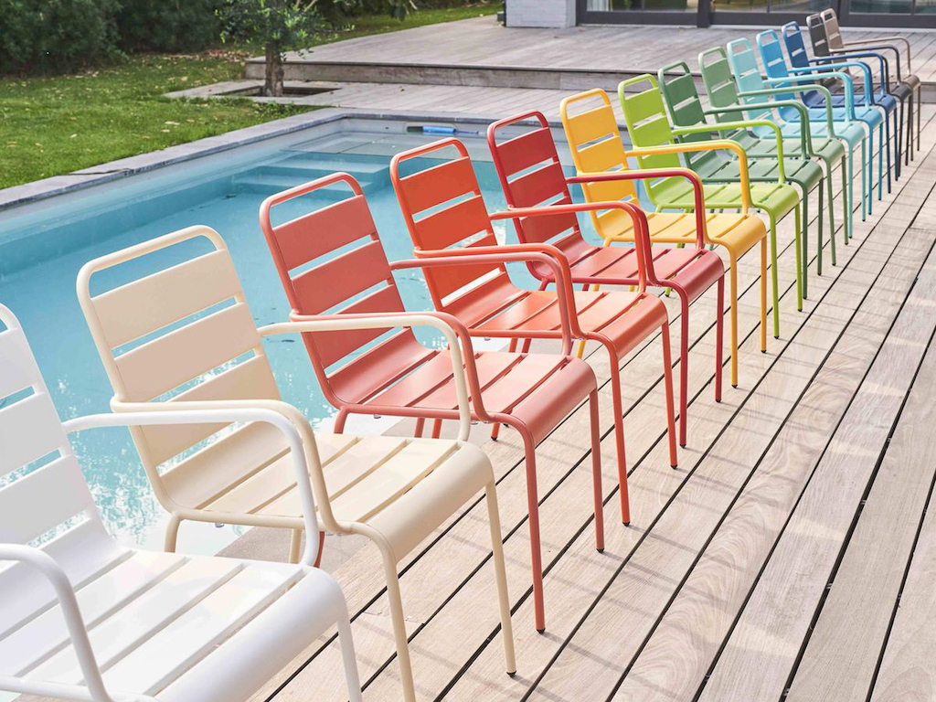 chaises de jardin couleurs dépareillées