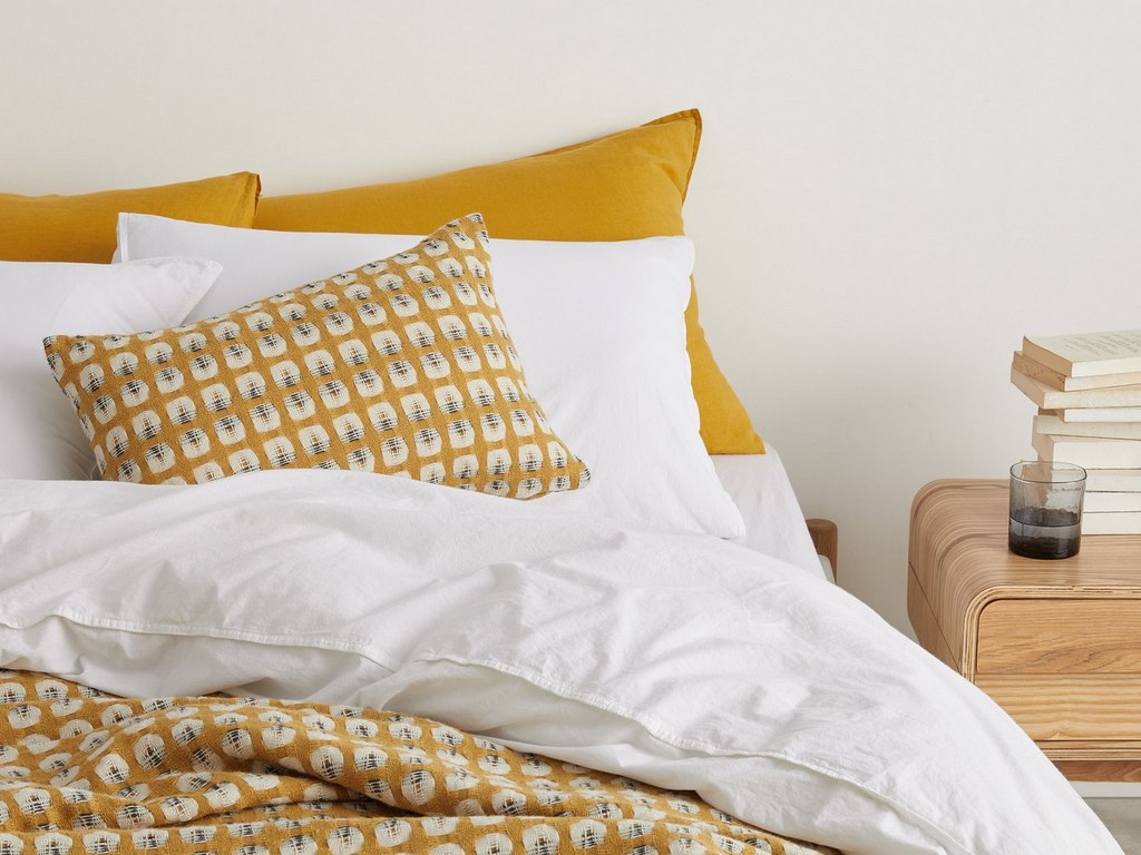 Une chambre en jaune et blanc - Joli Place