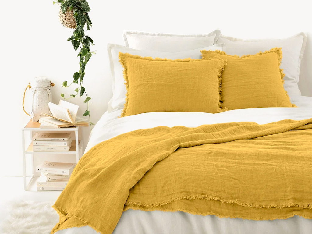 linge de lit jaune et blanc