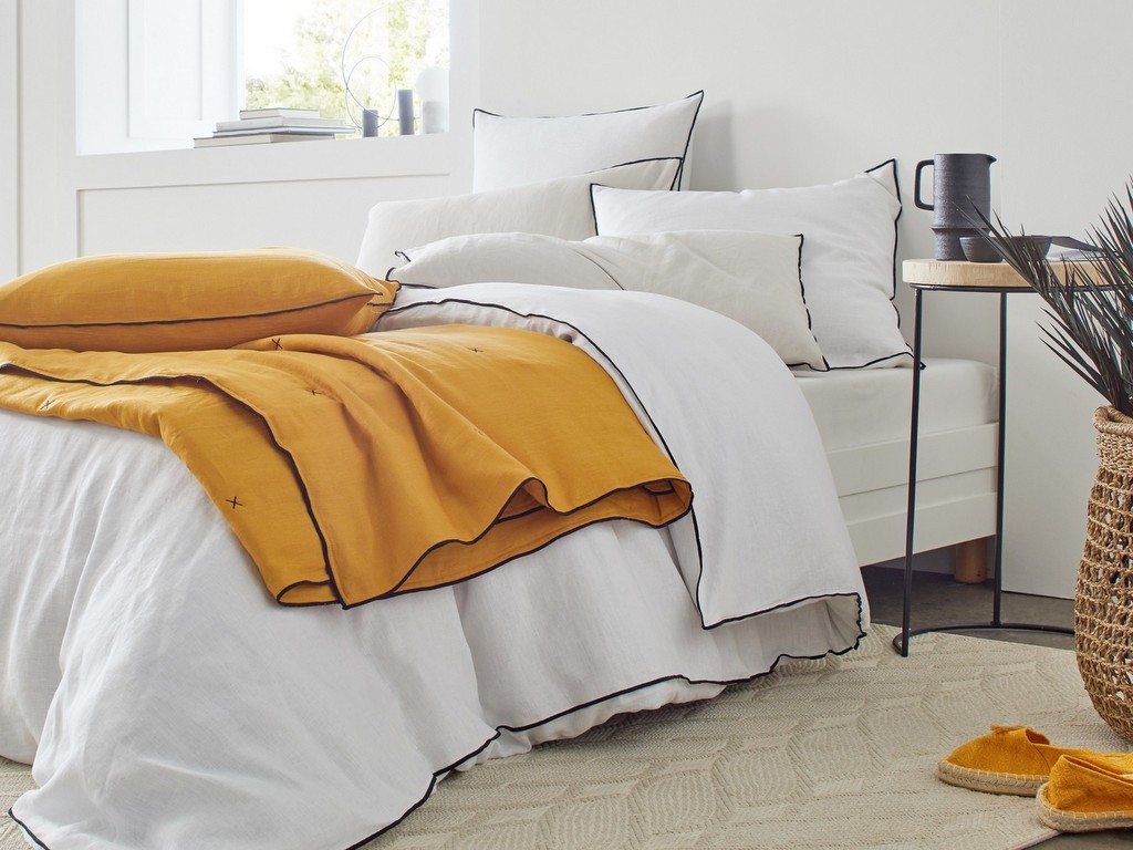 chambre décorée en jaune et blanc