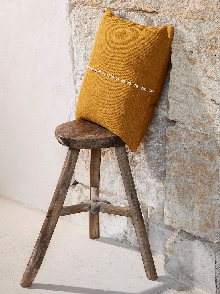 coussin jaune ocre et blanc