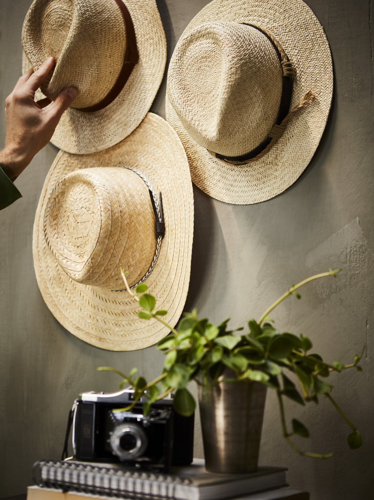 Des chapeaux de paille sur le mur - Joli Place