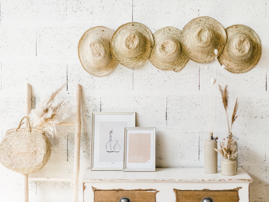 Des chapeaux de paille sur le mur - Joli Place