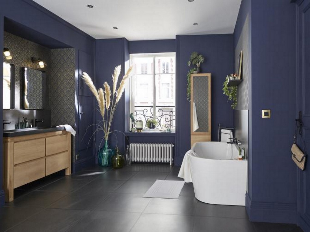 Une salle de bain bleu marine et bois - Joli Place