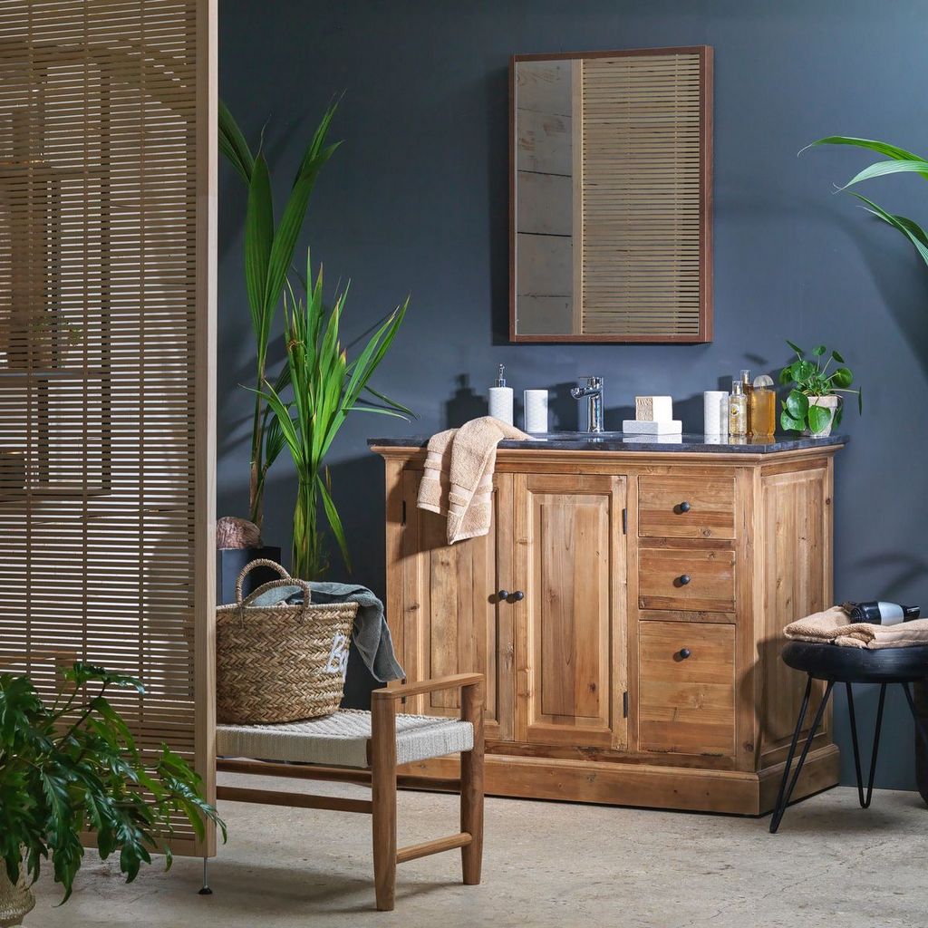 Une déco de salle de bain en bleu marine et bois - Joli Place