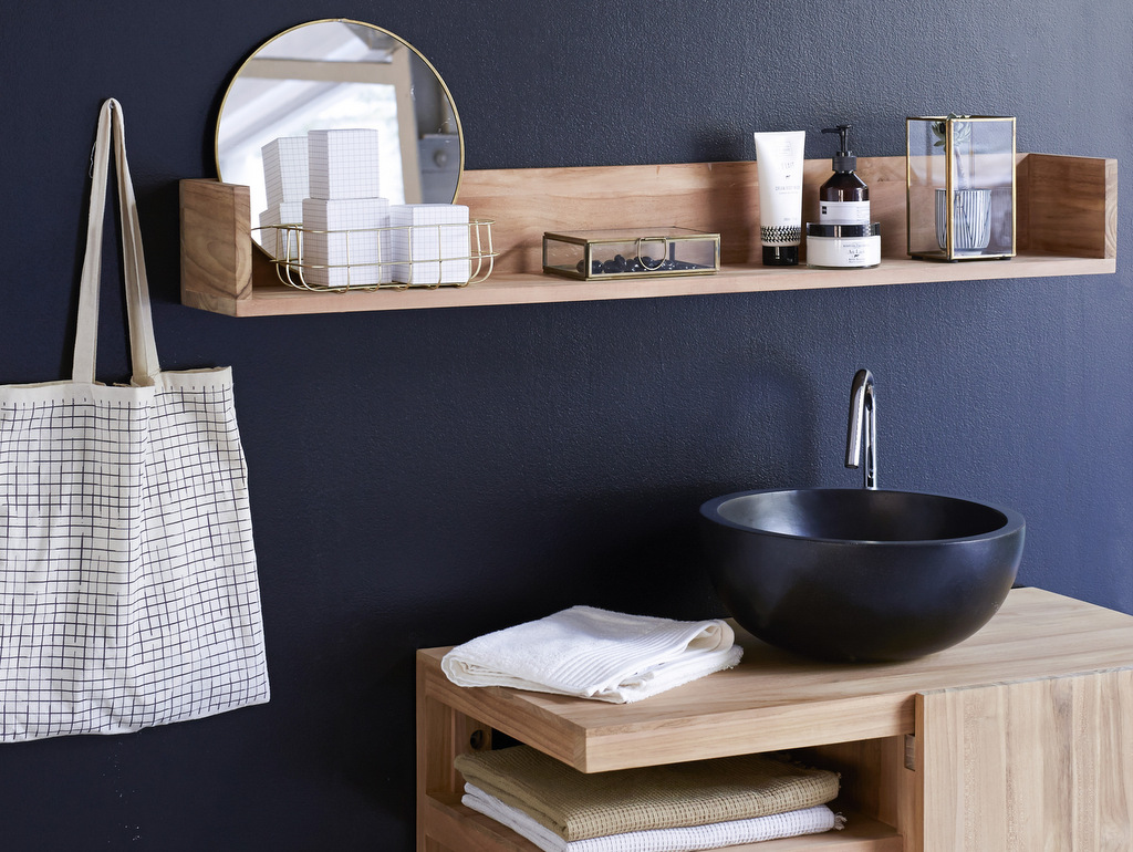 Une déco de salle de bain en bleu marine et bois - Joli Place