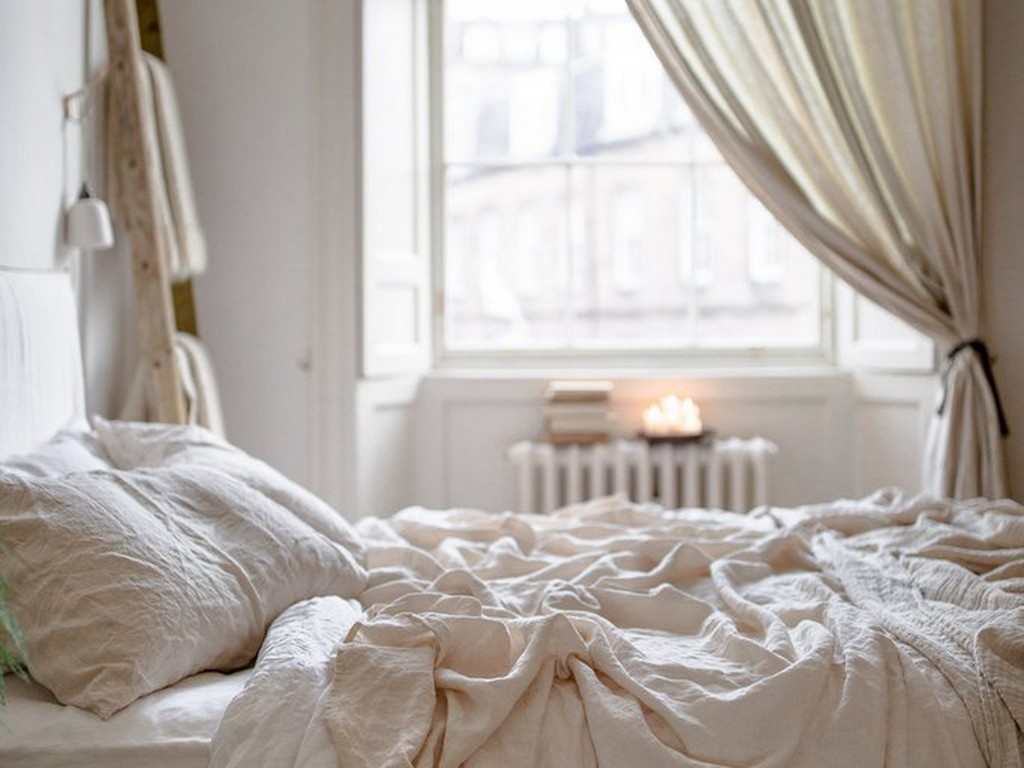 Du linge de lit beige dans la chambre - Joli Place