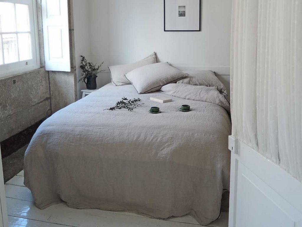 Du linge de lit beige dans la chambre - Joli Place