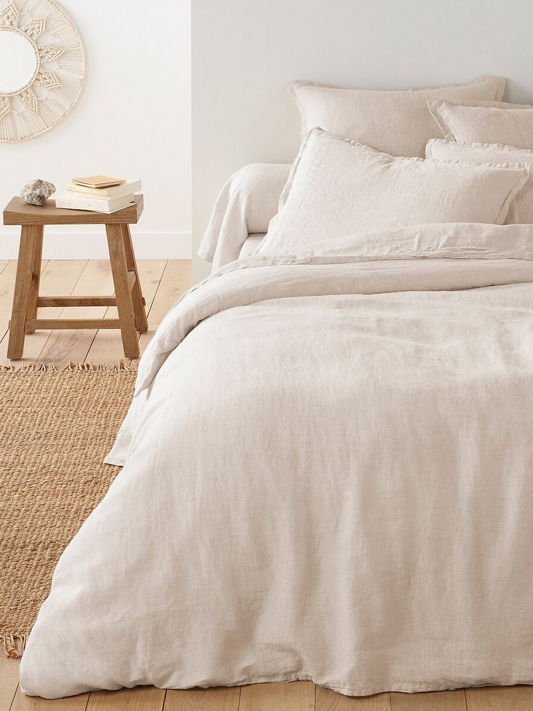 Du linge de lit beige dans la chambre - Joli Place