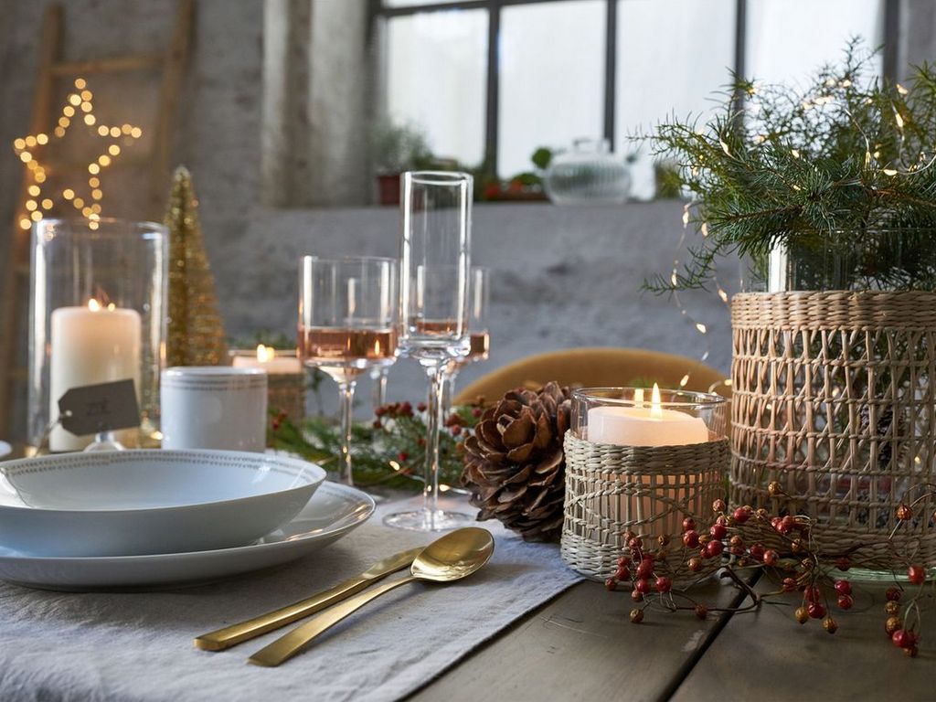 Cadre De Table De Fête De Noël Avec Guirlande, Champagne, Assiette